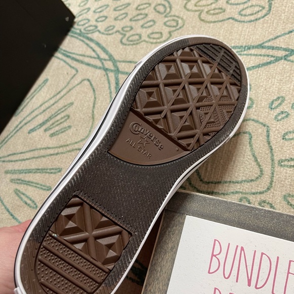 Converse size 8 shoes - Picture 5 of 6